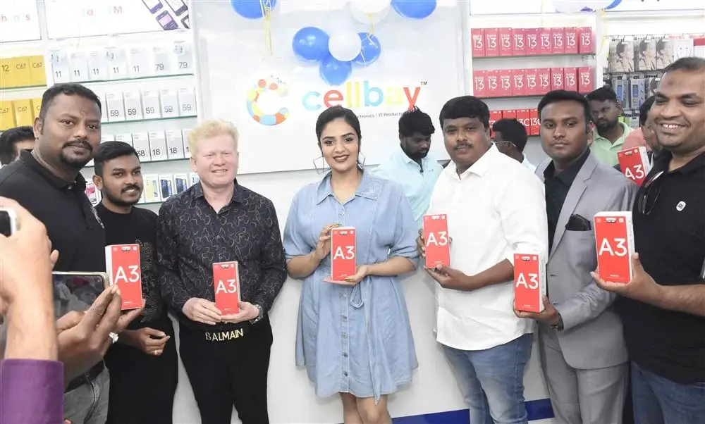 ACTRESS SREEMUKHI LAUNCHES CELLBAY MOBILES SHOWROOM MEDAK 7